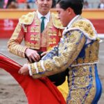 Isaac Fonseca a hombros en la Corrida Navideña de Apizaco dónde Luis Fernando Martínez tomó la alternativa.